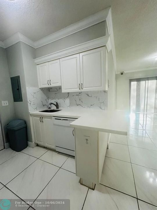 Active With Contract: $2,100 (2 beds, 2 baths, 942 Square Feet)