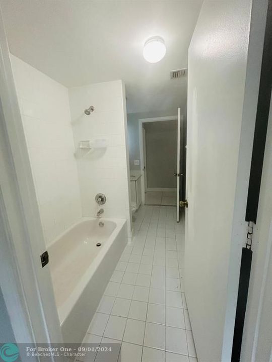 Active With Contract: $2,100 (2 beds, 2 baths, 942 Square Feet)