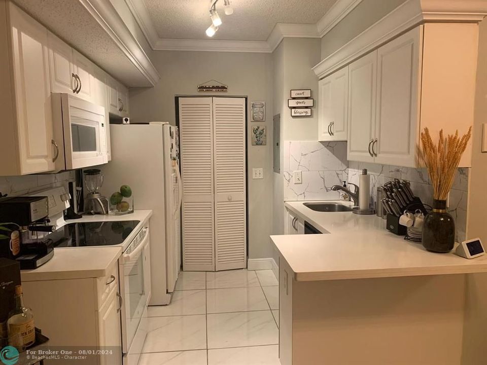 Active With Contract: $2,100 (2 beds, 2 baths, 942 Square Feet)