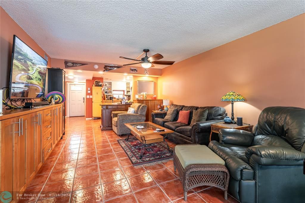 For Sale: $219,000 (2 beds, 2 baths, 1170 Square Feet)