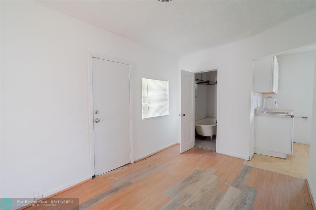 For Sale: $179,000 (2 beds, 1 baths, 722 Square Feet)