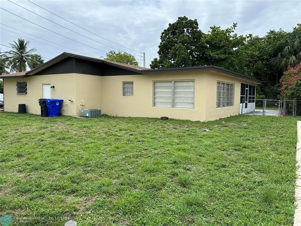 Active With Contract: $424,900 (3 beds, 2 baths, 1653 Square Feet)