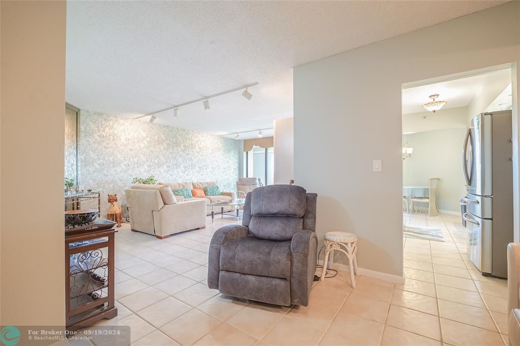 Active With Contract: $174,000 (1 beds, 1 baths, 1149 Square Feet)