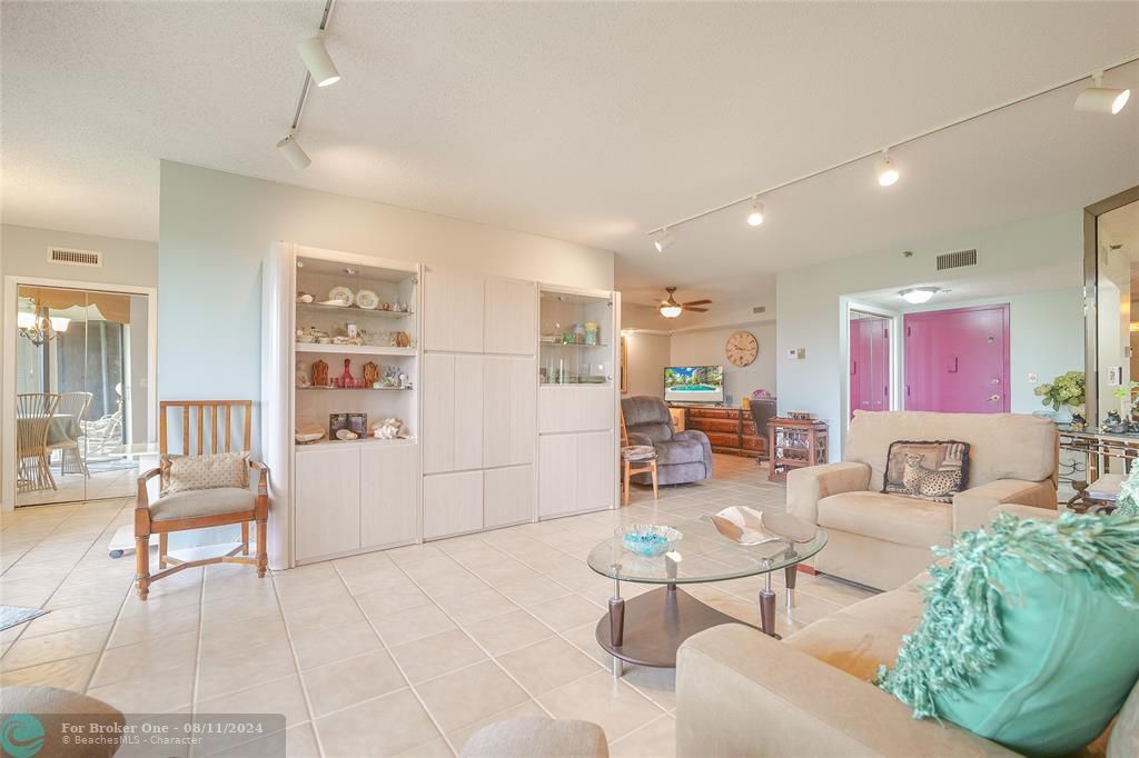 Active With Contract: $174,000 (1 beds, 1 baths, 1149 Square Feet)