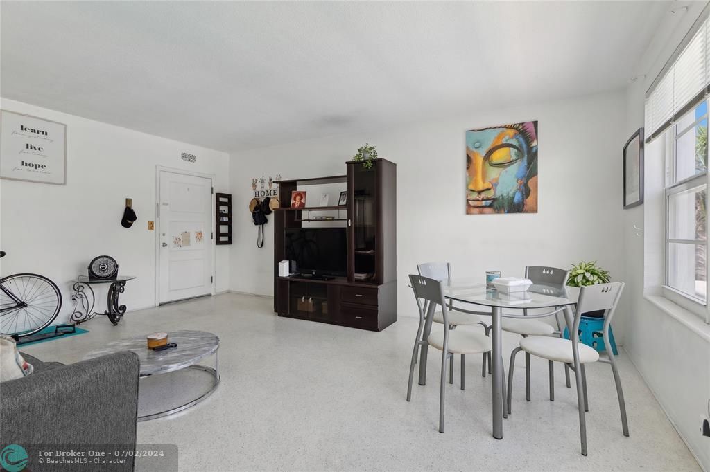 For Sale: $249,900 (1 beds, 1 baths, 649 Square Feet)