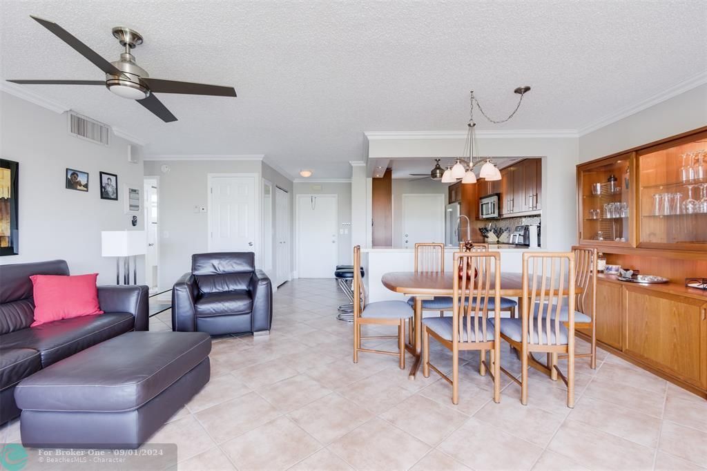 For Sale: $289,000 (2 beds, 2 baths, 1100 Square Feet)