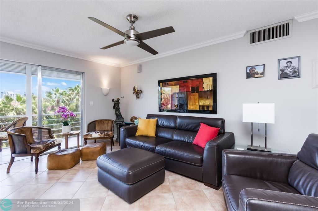 For Sale: $289,000 (2 beds, 2 baths, 1100 Square Feet)