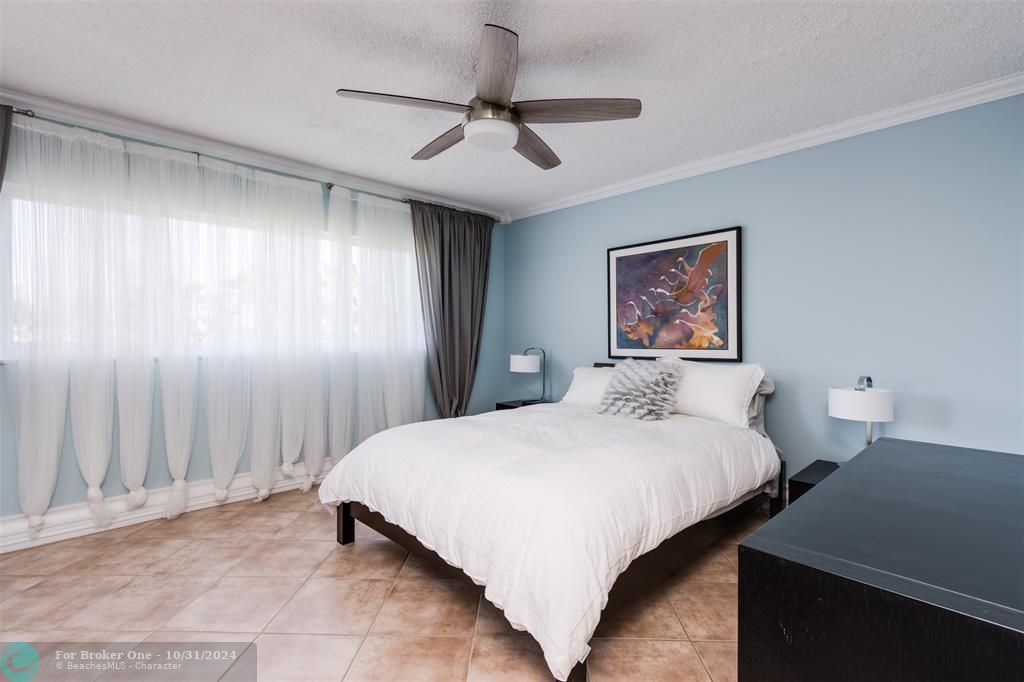 For Sale: $289,000 (2 beds, 2 baths, 1100 Square Feet)