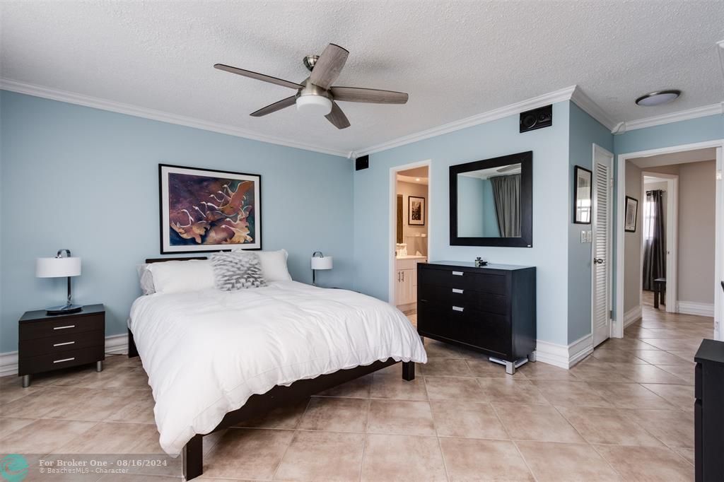 For Sale: $289,000 (2 beds, 2 baths, 1100 Square Feet)