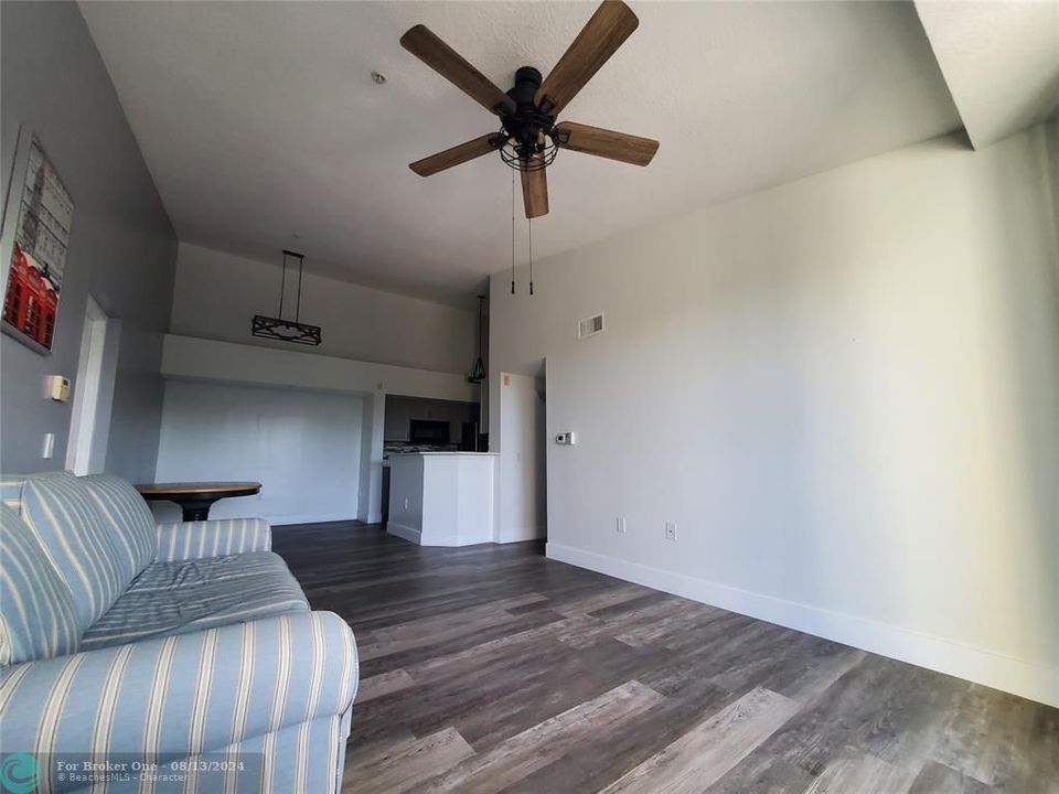 For Rent: $1,925 (1 beds, 1 baths, 750 Square Feet)