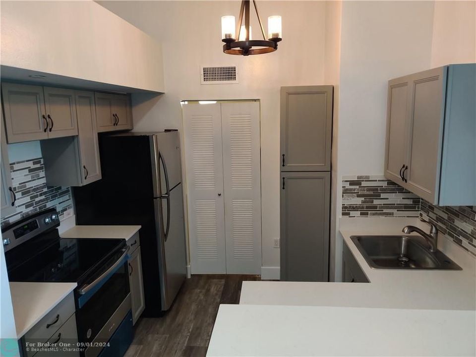 For Rent: $1,925 (1 beds, 1 baths, 750 Square Feet)