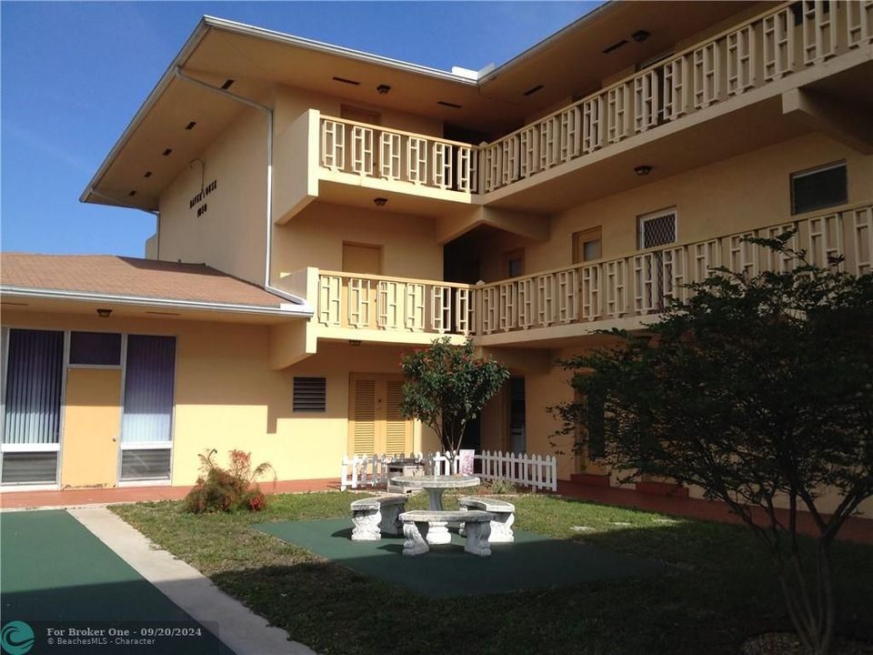 Active With Contract: $1,450 (1 beds, 1 baths, 680 Square Feet)