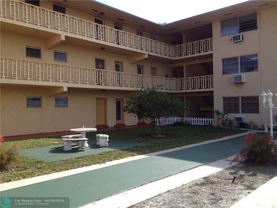 Active With Contract: $1,450 (1 beds, 1 baths, 680 Square Feet)