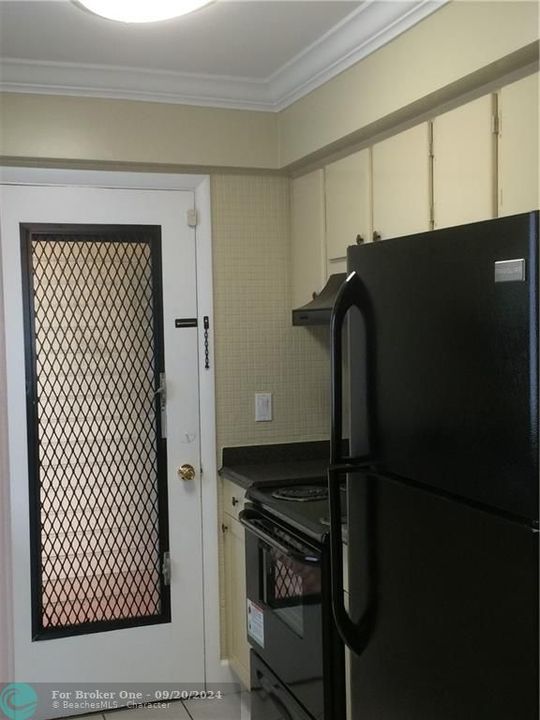 Active With Contract: $1,450 (1 beds, 1 baths, 680 Square Feet)