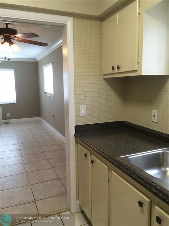 Active With Contract: $1,450 (1 beds, 1 baths, 680 Square Feet)