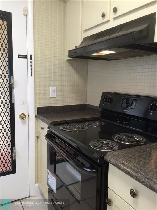 Active With Contract: $1,450 (1 beds, 1 baths, 680 Square Feet)