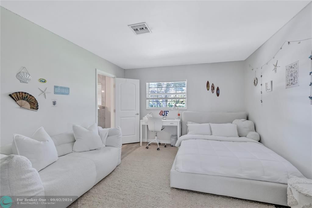 Recently Sold: $1,050,000 (4 beds, 3 baths, 2813 Square Feet)