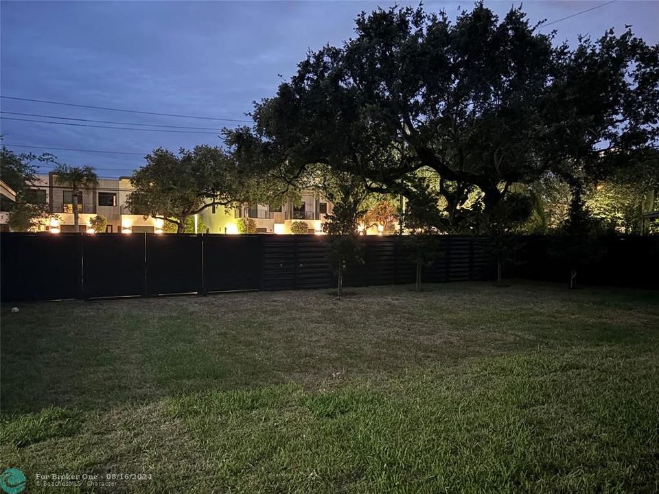 For Sale: $1,295,000 (3 beds, 2 baths, 1319 Square Feet)