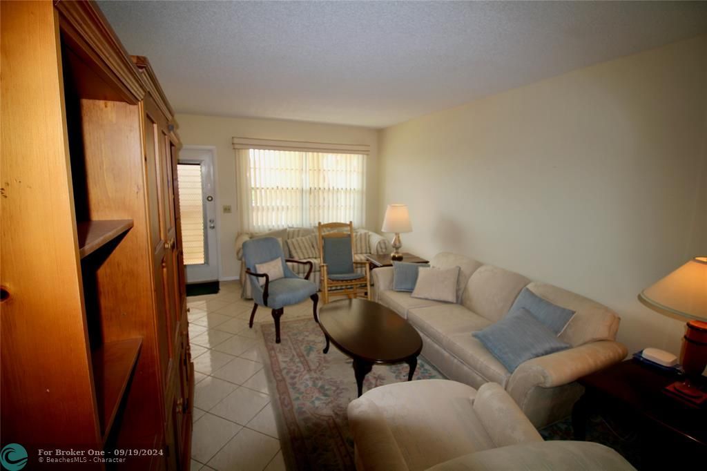 For Sale: $180,000 (2 beds, 2 baths, 896 Square Feet)