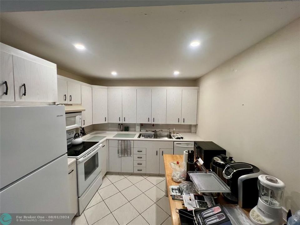 For Sale: $180,000 (2 beds, 2 baths, 896 Square Feet)