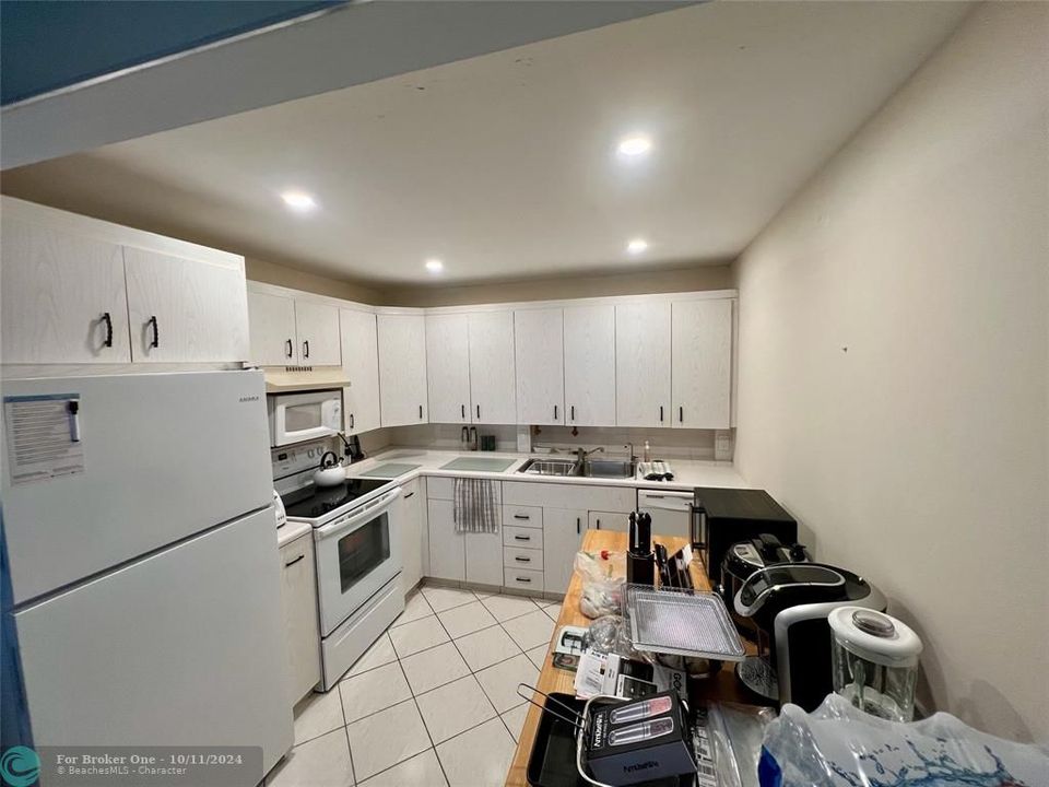 For Sale: $180,000 (2 beds, 2 baths, 896 Square Feet)