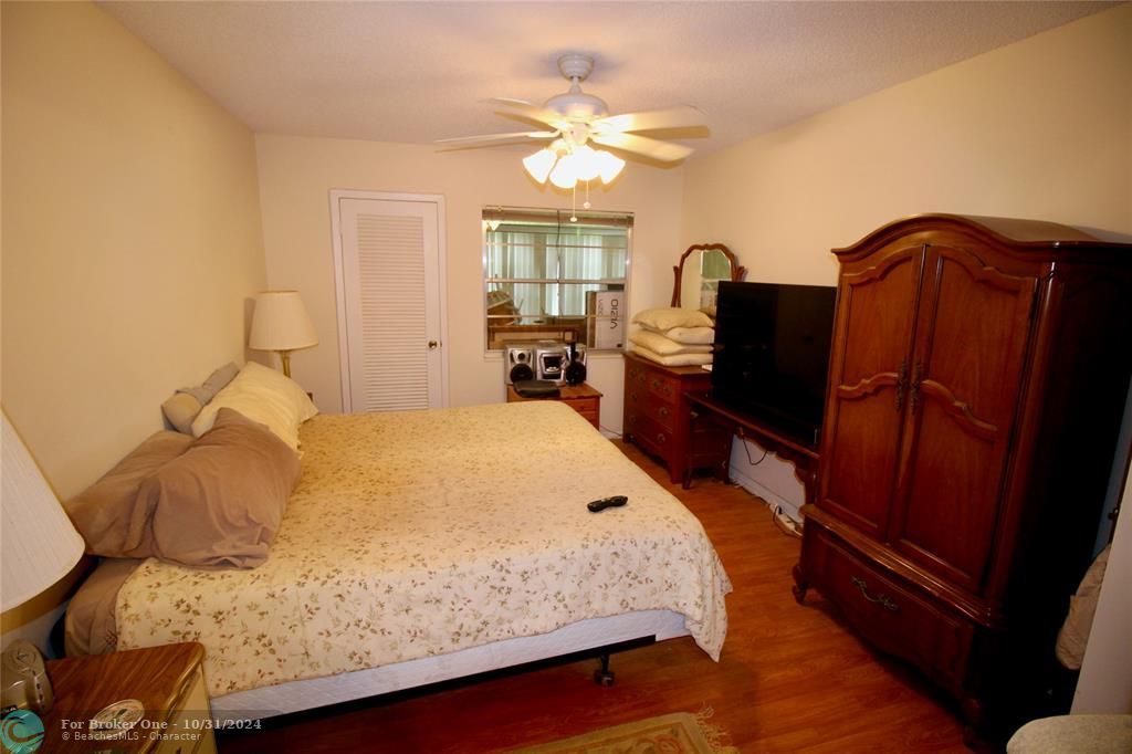 For Sale: $180,000 (2 beds, 2 baths, 896 Square Feet)