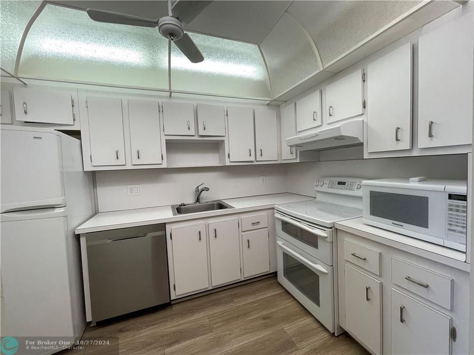 For Rent: $2,100 (2 beds, 2 baths, 900 Square Feet)