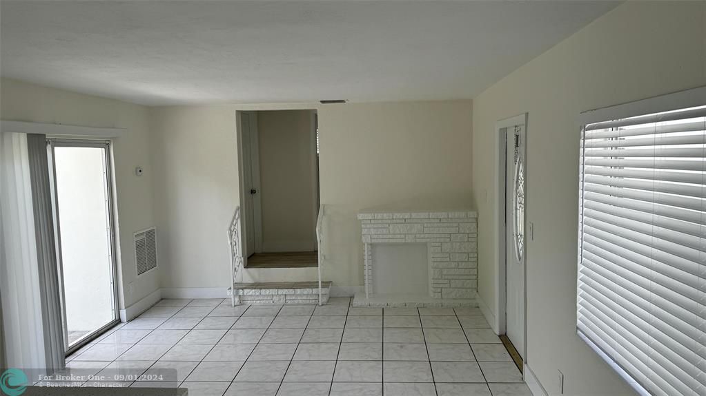 For Rent: $2,300 (2 beds, 1 baths, 1300 Square Feet)