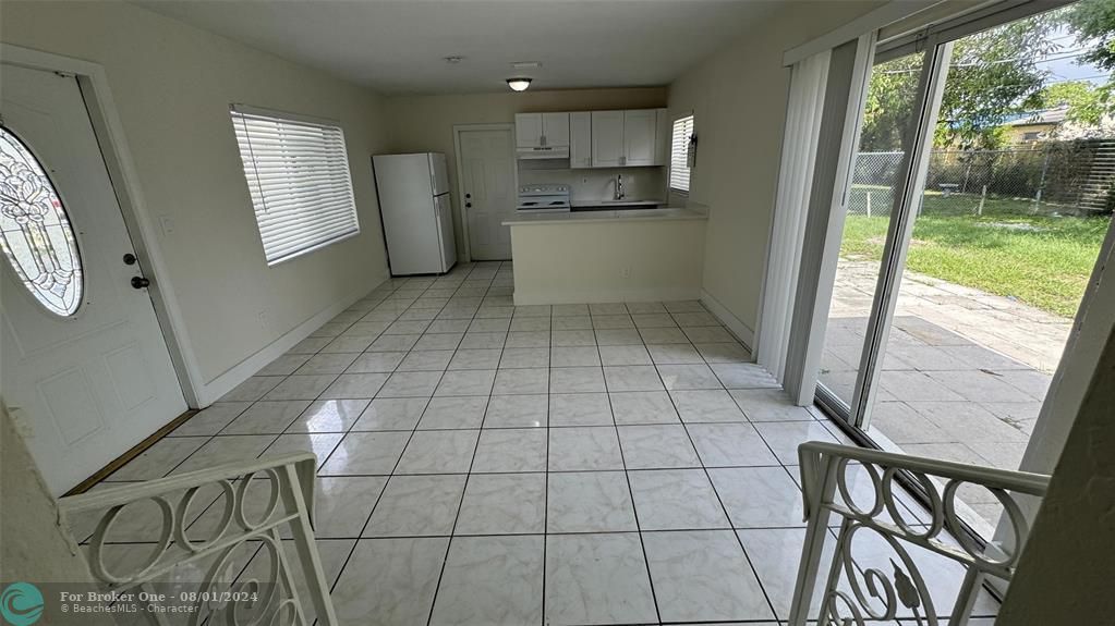For Rent: $2,300 (2 beds, 1 baths, 1300 Square Feet)