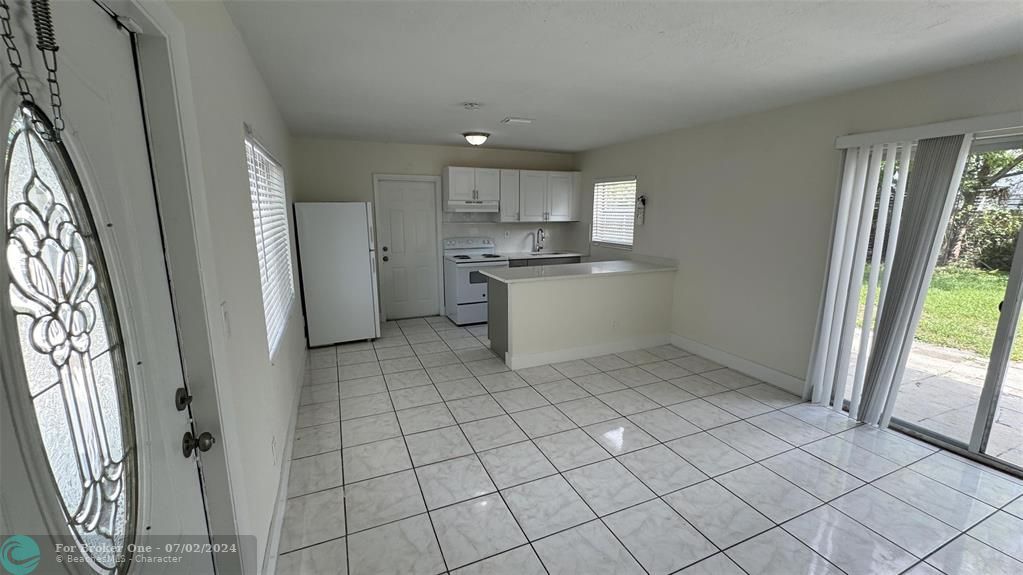 For Rent: $2,300 (2 beds, 1 baths, 1300 Square Feet)