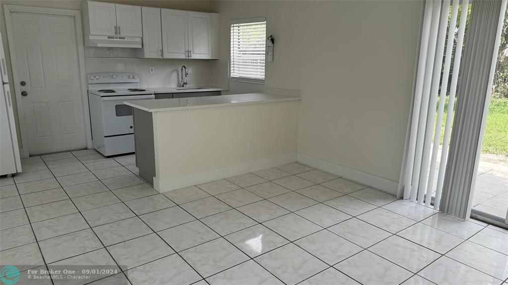 For Rent: $2,300 (2 beds, 1 baths, 1300 Square Feet)