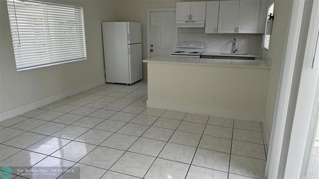 For Rent: $2,300 (2 beds, 1 baths, 1300 Square Feet)