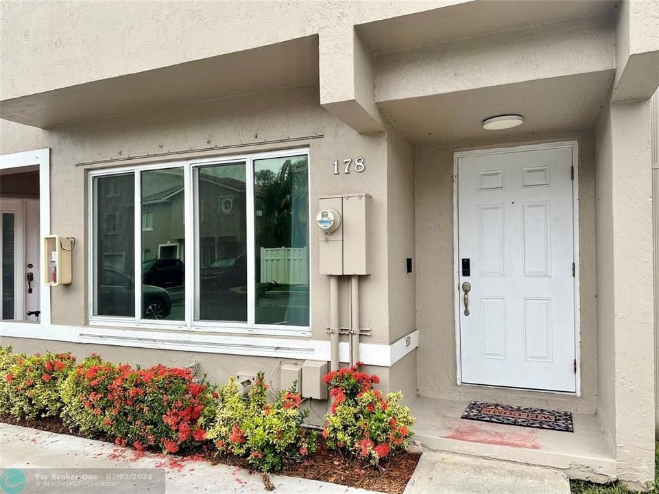 For Rent: $2,800 (2 beds, 2 baths, 1322 Square Feet)
