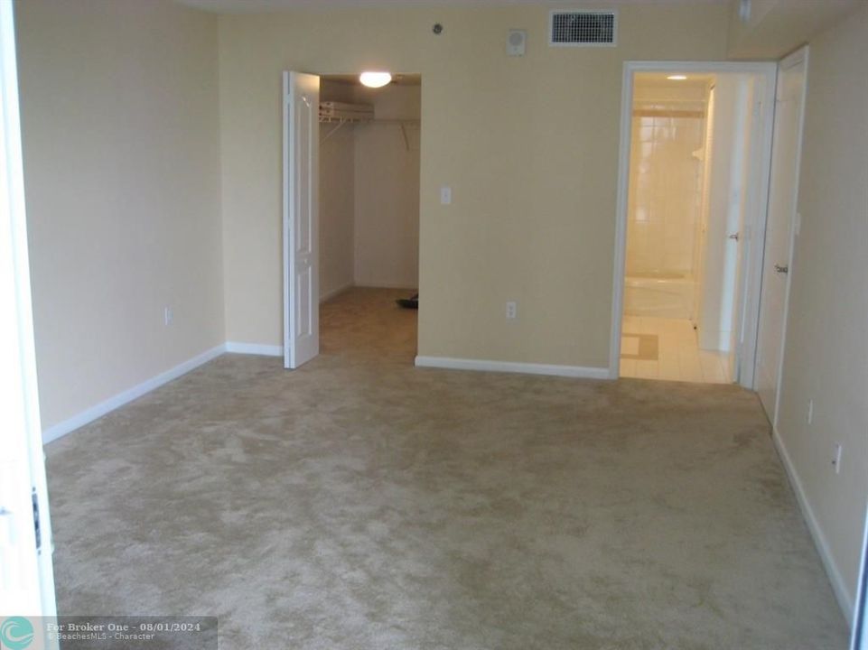 For Sale: $449,000 (1 beds, 1 baths, 818 Square Feet)