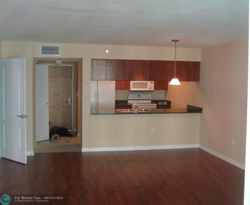 For Sale: $449,000 (1 beds, 1 baths, 818 Square Feet)