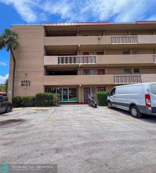 Active With Contract: $1,600 (1 beds, 1 baths, 678 Square Feet)