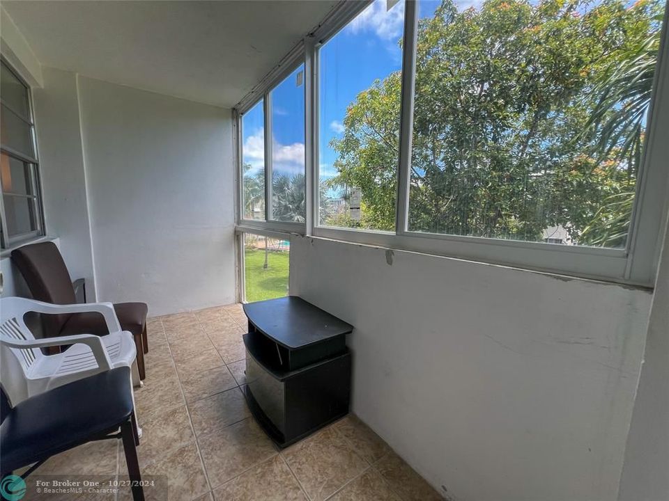 Active With Contract: $1,600 (1 beds, 1 baths, 678 Square Feet)