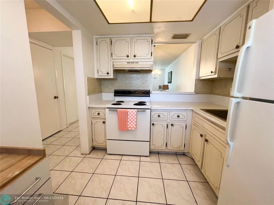 Active With Contract: $1,600 (1 beds, 1 baths, 678 Square Feet)