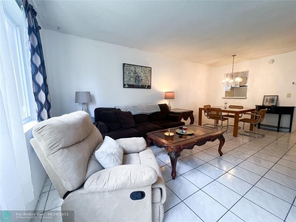 Active With Contract: $1,600 (1 beds, 1 baths, 678 Square Feet)