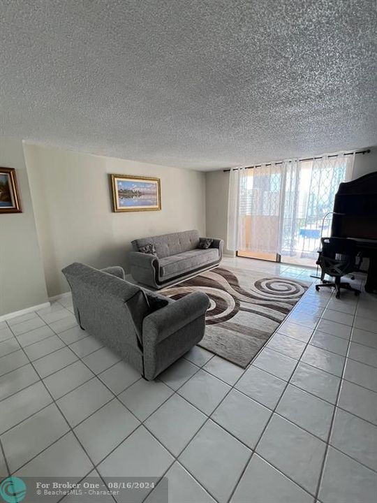 For Sale: $355,000 (1 beds, 1 baths, 1300 Square Feet)