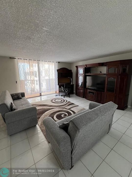 For Sale: $355,000 (1 beds, 1 baths, 1300 Square Feet)