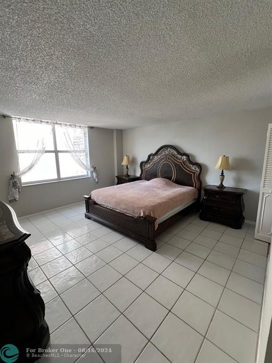 For Sale: $355,000 (1 beds, 1 baths, 1300 Square Feet)