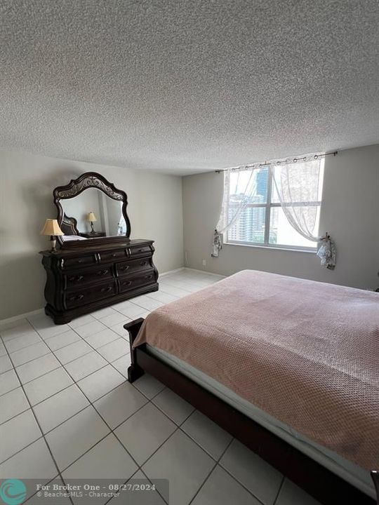 For Sale: $355,000 (1 beds, 1 baths, 1300 Square Feet)