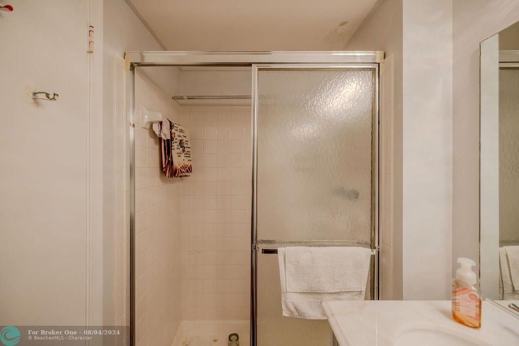 待售: $305,000 (2 贝兹, 2 浴室, 802 平方英尺)