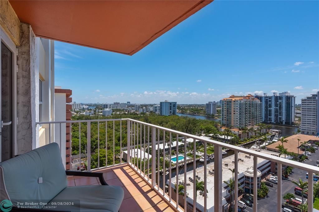 For Sale: $659,000 (2 beds, 2 baths, 1202 Square Feet)