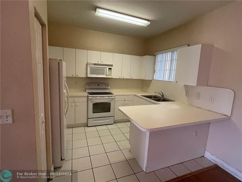 For Rent: $2,500 (2 beds, 2 baths, 1048 Square Feet)