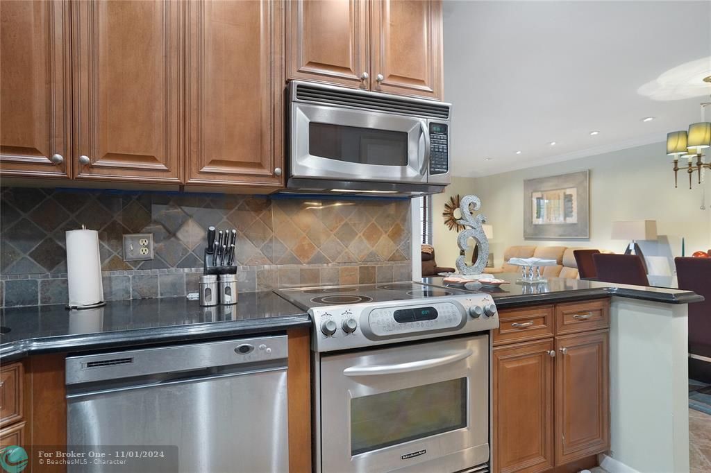 For Sale: $385,000 (2 beds, 2 baths, 1180 Square Feet)