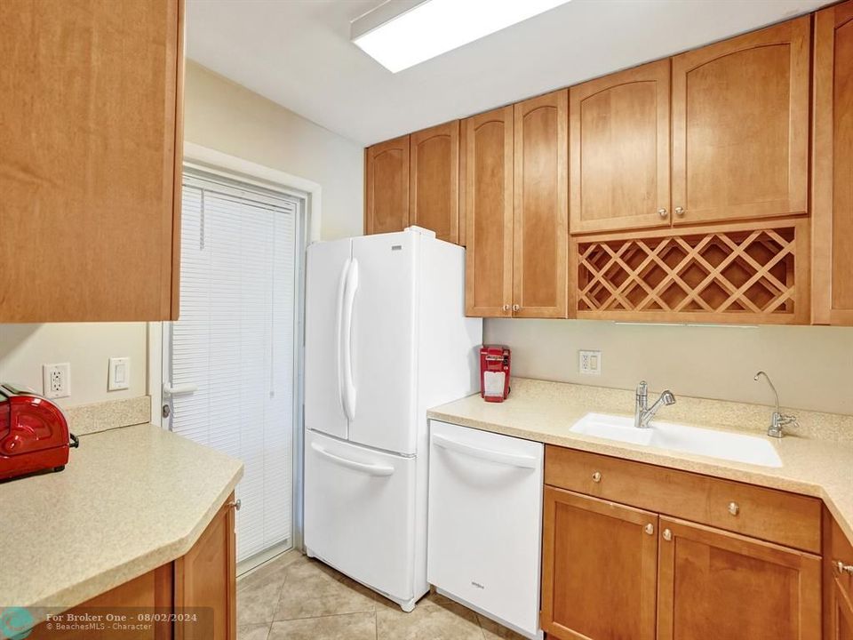 For Sale: $425,000 (2 beds, 2 baths, 920 Square Feet)
