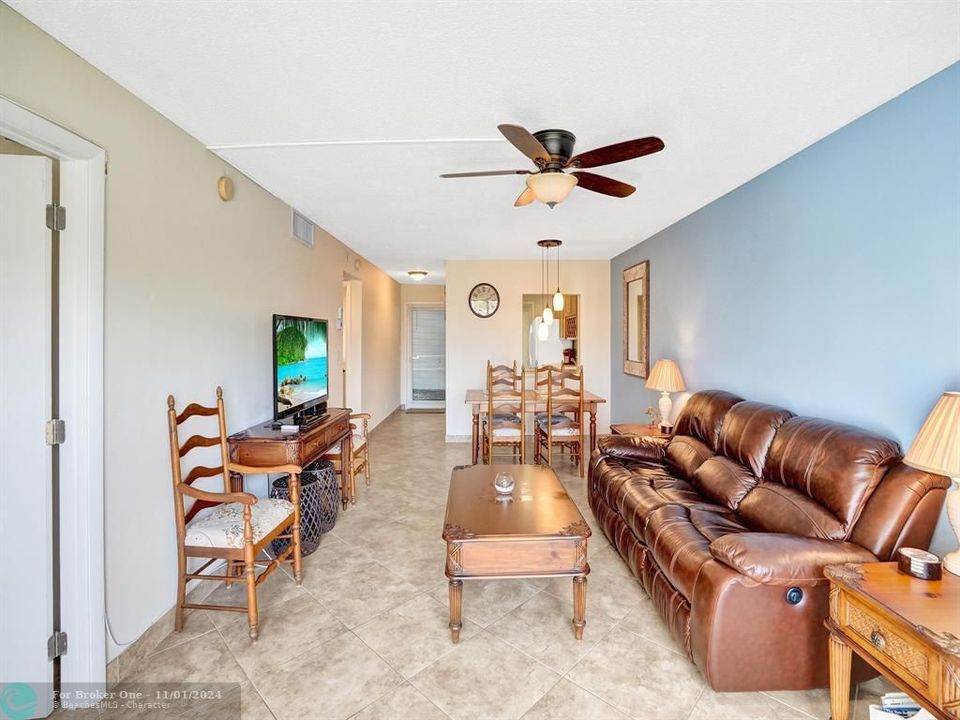 For Sale: $425,000 (2 beds, 2 baths, 920 Square Feet)