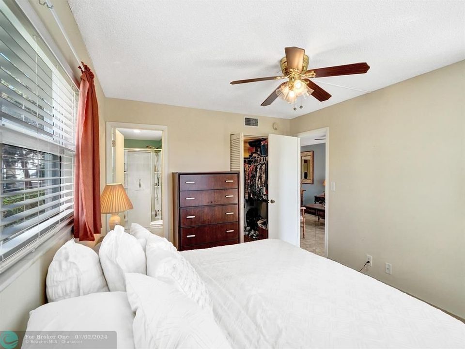 For Sale: $425,000 (2 beds, 2 baths, 920 Square Feet)